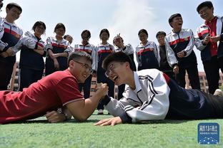 日本高中足球锦标赛，捕捉一枚楚楚动人的应援球迷
